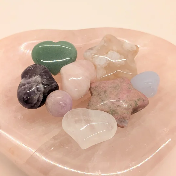 Rose Quartz Heart Dish with mini crystals - Picture 2 of 2